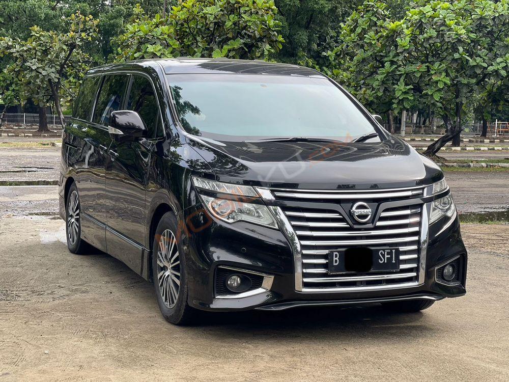 Mobil Nissan Elgrand 2014