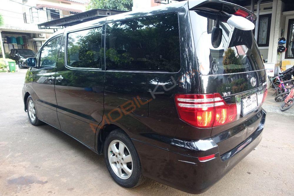 Mobil Toyota Alphard 2005