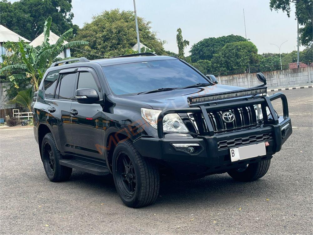 Mobil Toyota Land Cruiser 2013