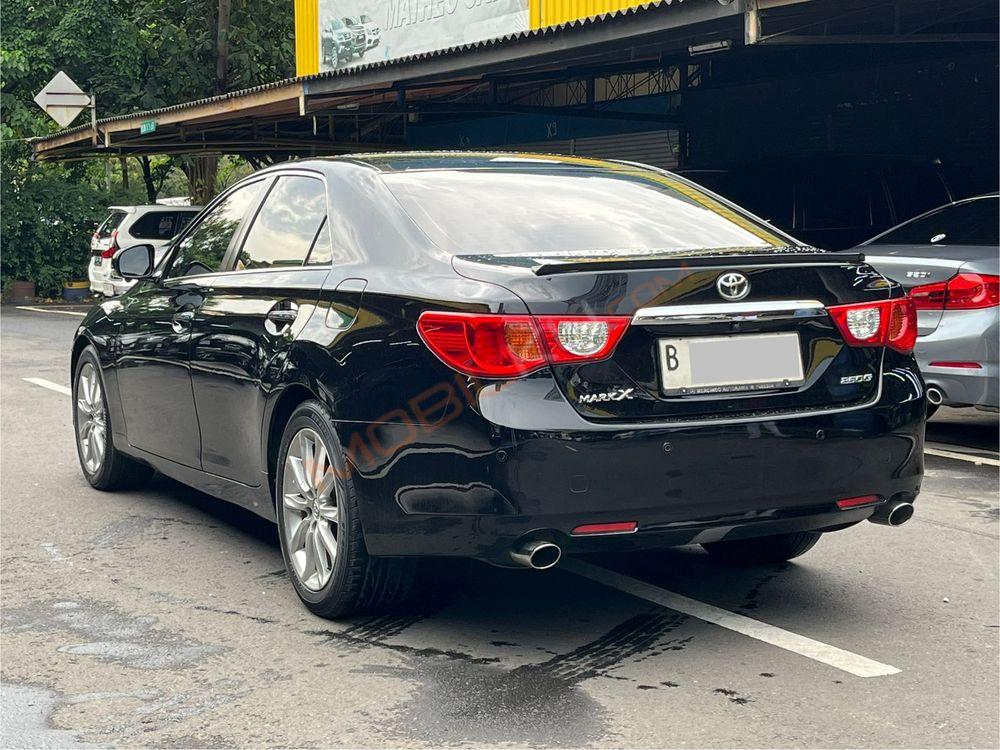 Mobil Toyota Mark X 2012