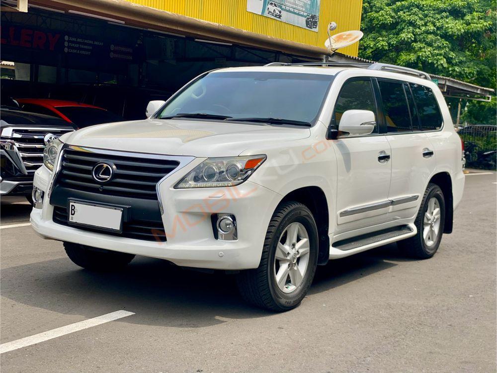 Mobil Lexus LX 2013