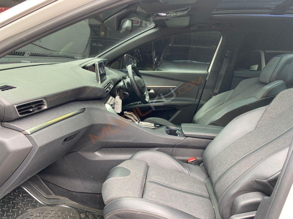 Mobil Peugeot 5008 2019