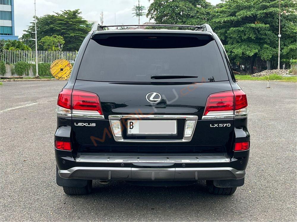 Mobil Lexus LX 2015