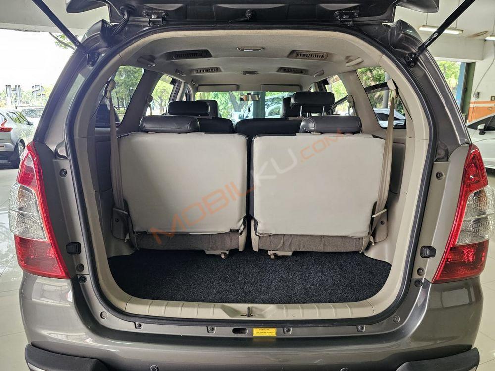 Mobil Toyota Kijang Innova 2012