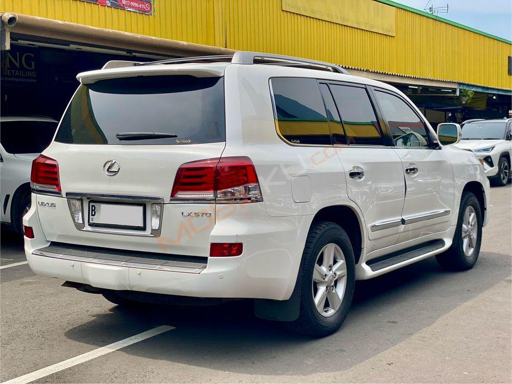 Mobil Lexus LX 2013