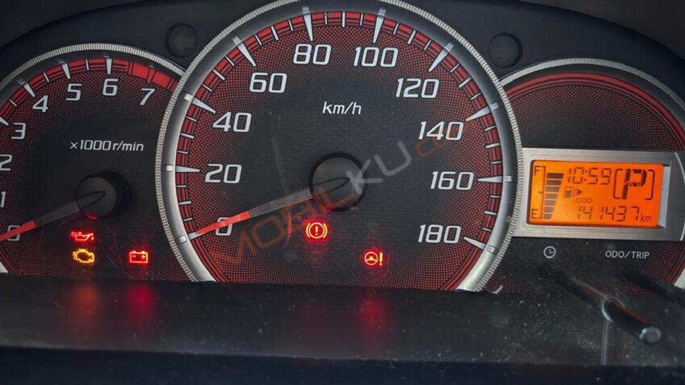 Mobil Toyota Avanza 2013