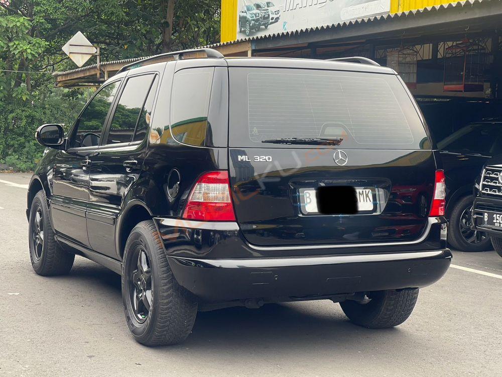 Mobil Mercedes-Benz ML 2002