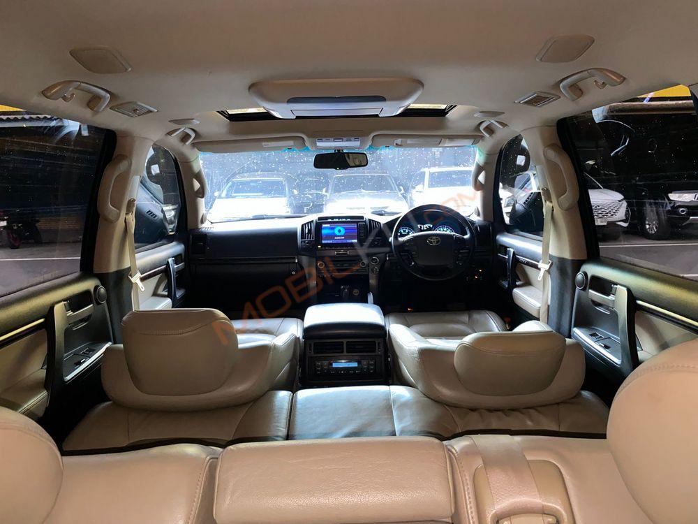 Mobil Toyota Land Cruiser 2010