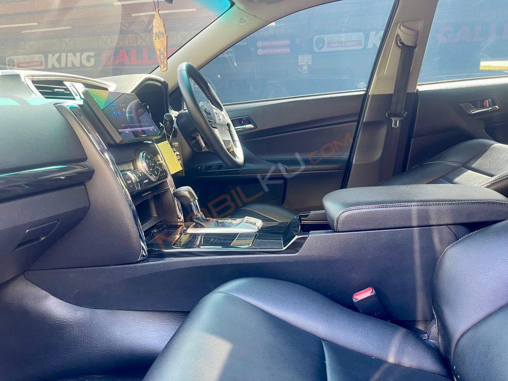 Mobil Toyota Mark X 2012